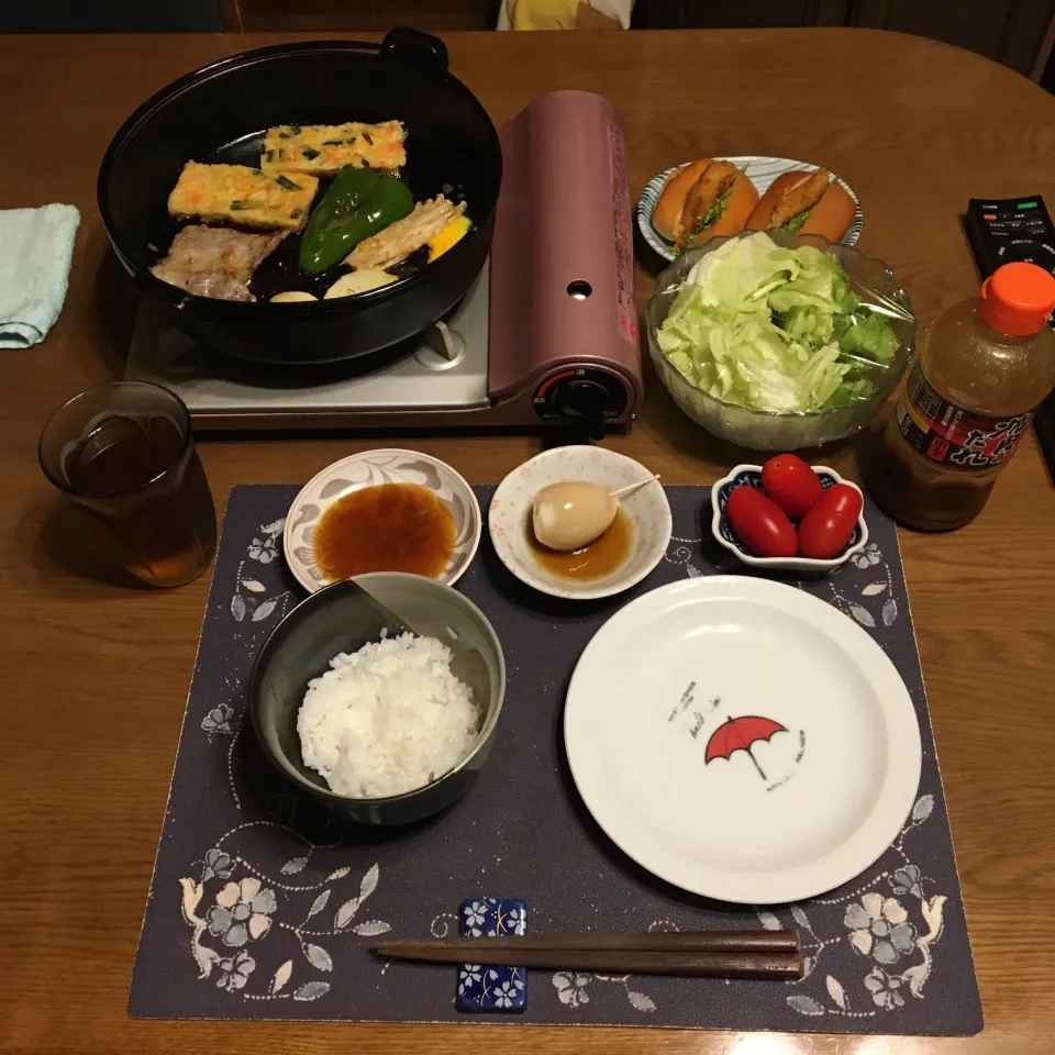 ご飯、コロッケパン、南部鉄器の鉄鍋焼き(もち麦育ち牛のバラカルビ、じゃがいも、薄切りかぼちゃ、えのき茸、オクラ、ピーマン、チヂミ)、バリバリキャベツ、レタス、ミニトマト、味玉、麦茶(夕飯)|enarinさん