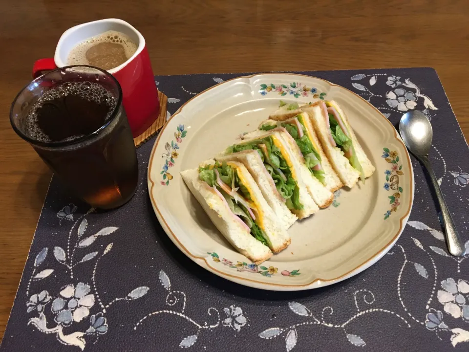 Snapdishの料理写真:ホットサンドイッチ、ホットコーヒー、麦茶(朝ご飯)|enarinさん