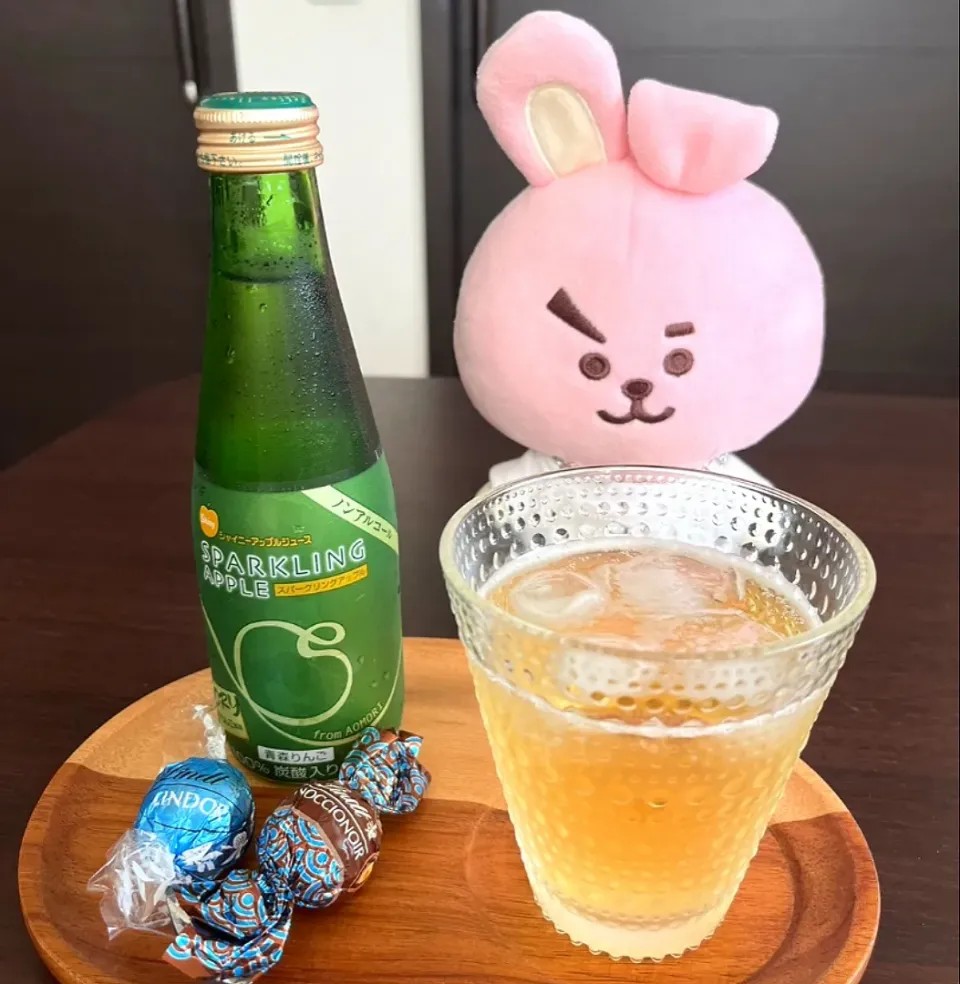 Snapdishの料理写真:お菓子AM
リンドール&アップルジュース|emiさん