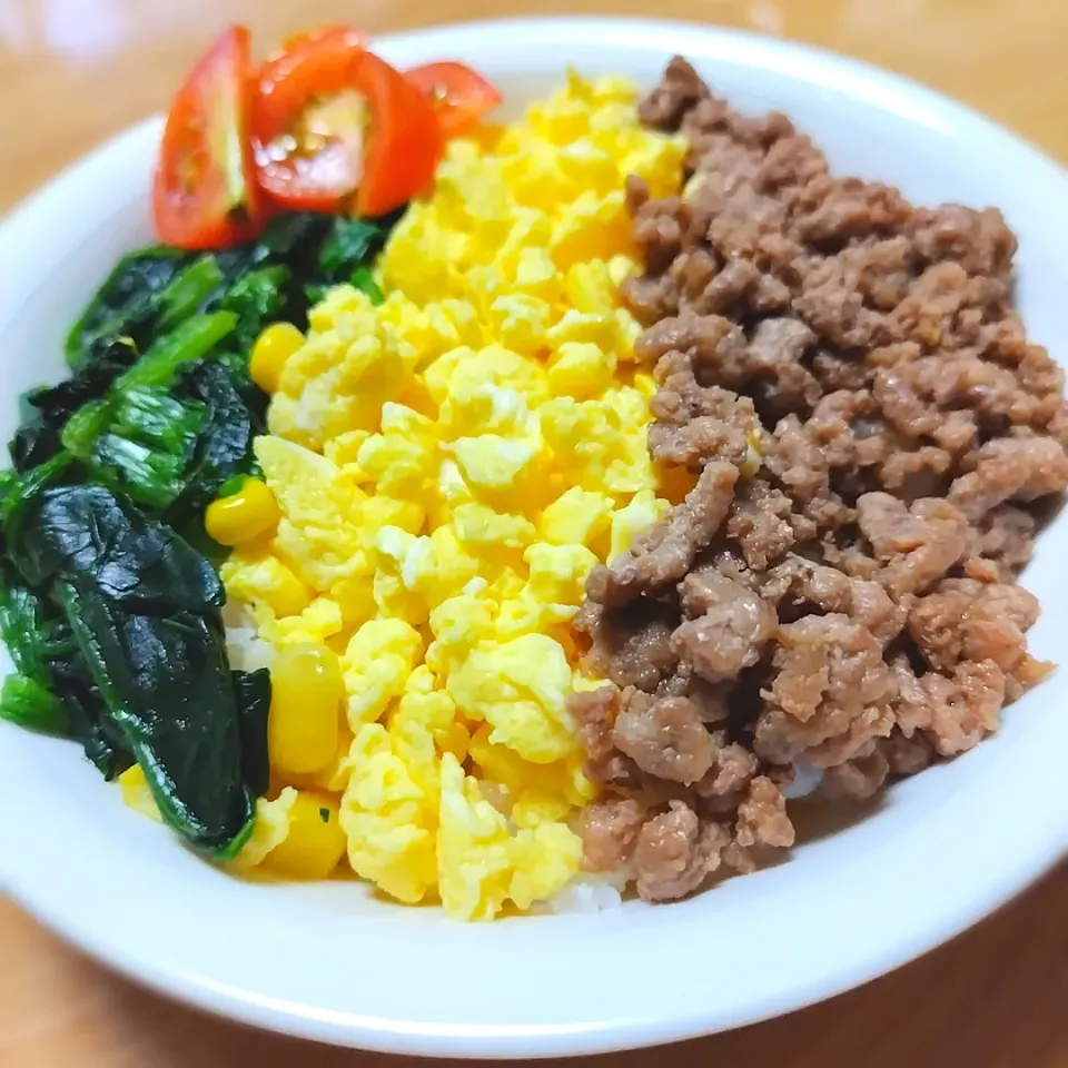 Snapdishの料理写真:彩り丼
(ひき肉、たまご、ほうれん草、トマト)|万葉さん