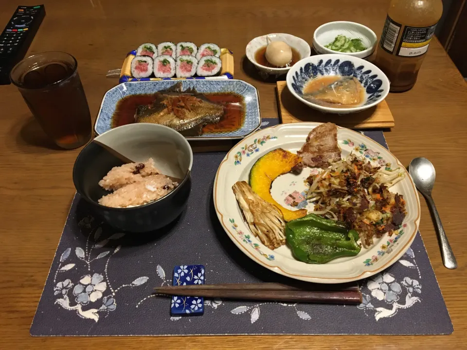 お赤飯＆ご飯、鮪のたたきの海苔巻き、鯖味噌煮、カレイの煮付け、南部鉄器の鉄鍋焼き(もち麦育ち牛バラカルビもやし＋分解したチヂミ、かぼちゃ、えのき茸、ピーマン)、刻みオクラ、味玉、麦茶(夕飯)|enarinさん