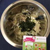 Snapdishの料理写真:キャベツの千切りと水ナスのピクルスと蒸し鶏のあっさりサラダ|Syonaさん