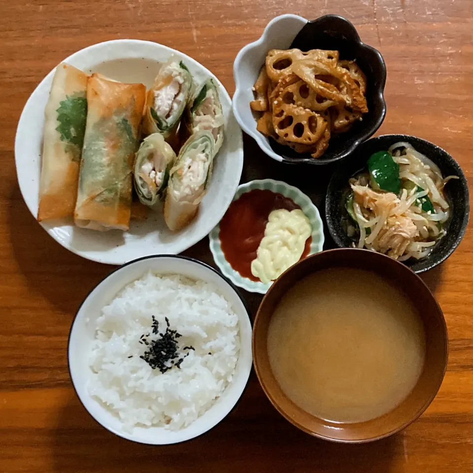 主食　白ごはん
主菜　ささみと大葉の春巻き🅿️
副菜　レンコンとちくわのきんぴら🅿️
副菜　ユッケ風サラダ🅿️
汁物　味噌汁
小鉢　春巻きのソース ケチャマヨ|...さん