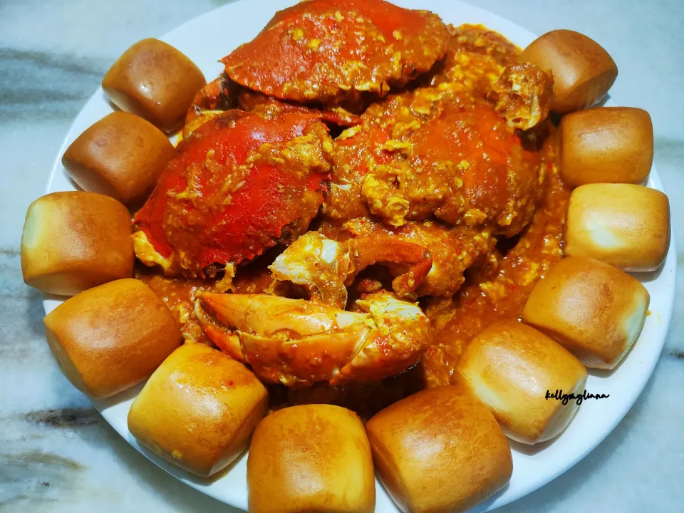 Snapdishの料理写真:Chili Crab with Bun🦀|kellymyliana_tew@yahoo.com.sgさん