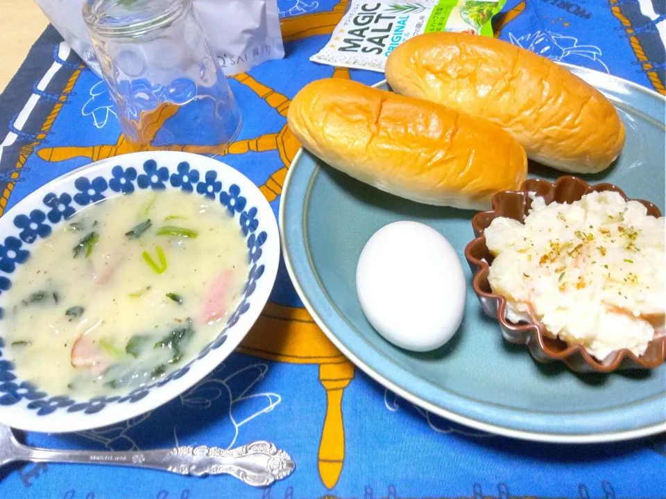 ☕🍞🌄朝食。
自家製クリームスープ。
自家製ポテサラ。ゆで卵。パン。|りささん