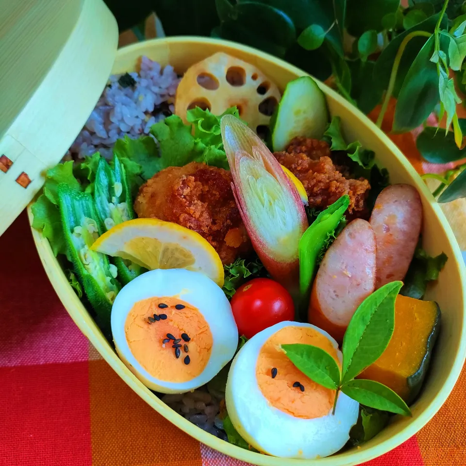 今日のわっぱご飯

鶏の唐揚げ弁当
　唐揚げ
　味付けゆで玉子
　シャウエッセン
　夏野菜

美味しくできました✨|ふかふかごはんさん