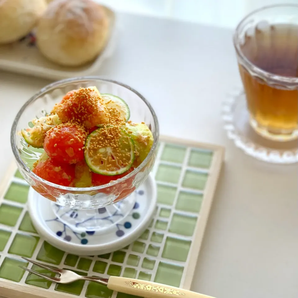 無花果とトマトと酢橘のサラダ♡|わことひろさん