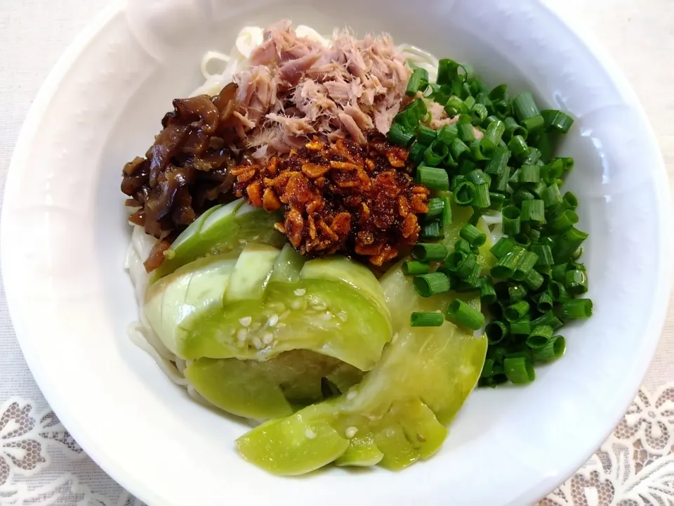 Snapdishの料理写真:のっけそうめんの昼ごはん。油不使用ツナ、花椎茸、青ネギ、胡麻油と水で蒸したなす、食べるラー油、めんつゆ味|m.rafuさん