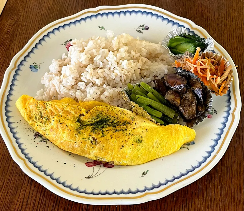 Snapdishの料理写真:ランチ♯納豆オムレツ♯茄子味噌♯小松菜おひたし♯人参えのき|小松菜さん