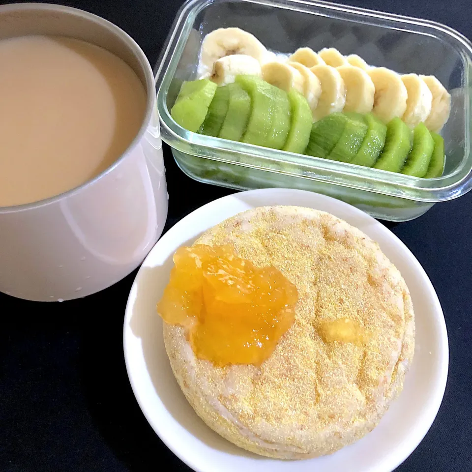 Snapdishの料理写真:13:42 フルーツヨーグルト🍌🥝とマフィンとリンゴジャム🥯🍎☕️|へれ子さん