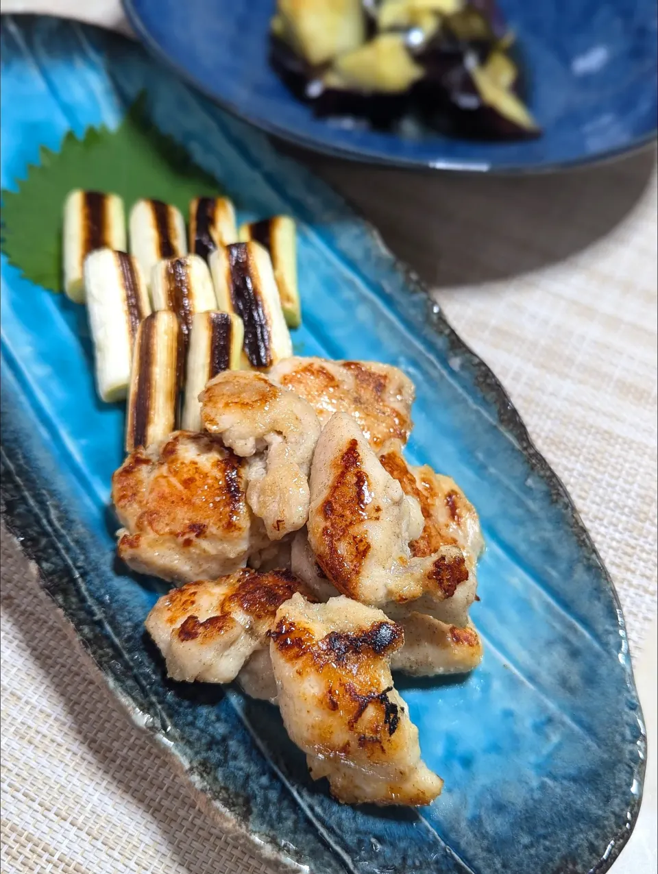 鶏肩肉の塩麹パウダーで焼き鳥　茄子の麺つゆ漬け|f.1125beさん