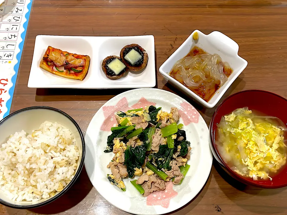 小松菜と豚肉の卵炒め　キャベツと卵の味噌汁　ところてん　椎茸の海苔の佃煮チーズ焼き　厚揚げのピザ風|おさむん17さん