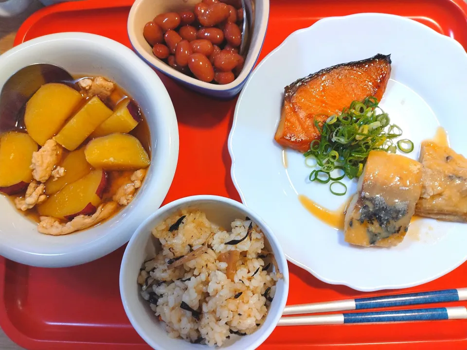 魚２種
西京焼き　鯖の味噌煮
さつまいもと鶏ミンチの甘煮
ひじきご飯|さゆさん