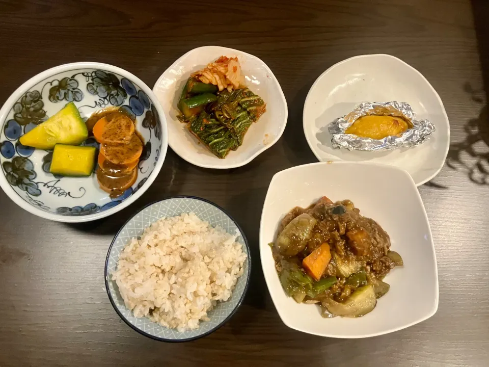 Snapdishの料理写真:⚫︎麻婆茄子
⚫︎蒸しかぼちゃと蒸しにんじんを手作りゴマドレッシングで
⚫︎店買いキムチ
⚫︎玄米50%ご飯
⚫︎スイートポテト|tatsuponさん