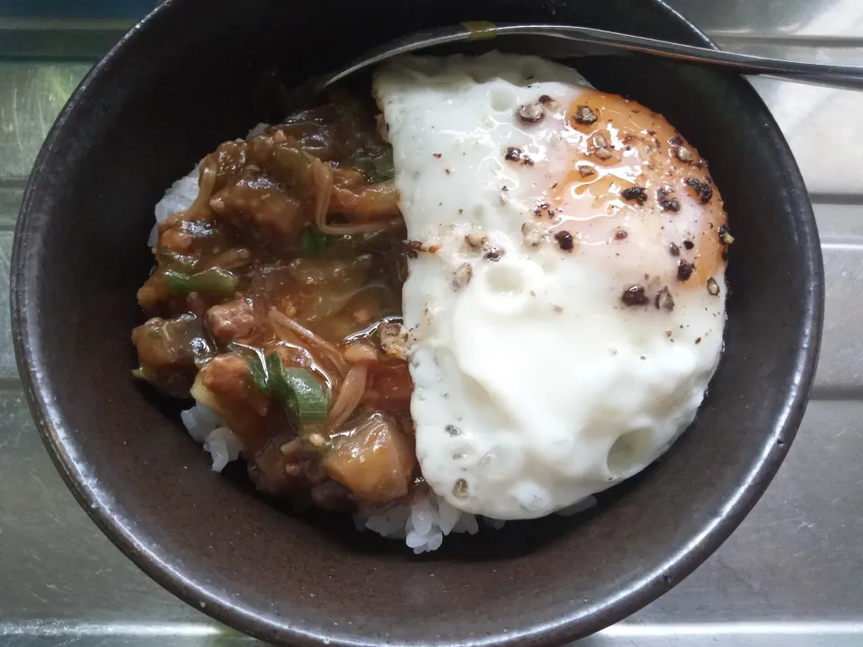 目玉焼き乗せ麻婆茄子丼|darkbaronさん