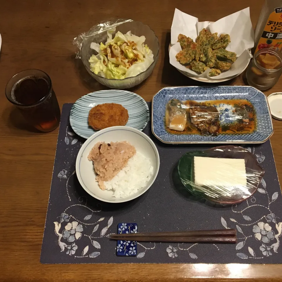 ご飯、お赤飯、鯖味噌煮、カレイの煮付け、焼き鮭、コロッケ、ちくわの磯辺揚げ、レタスサラダ、冷奴、沢庵、麦茶、金華さばたっぷり太巻き(夕飯)|enarinさん