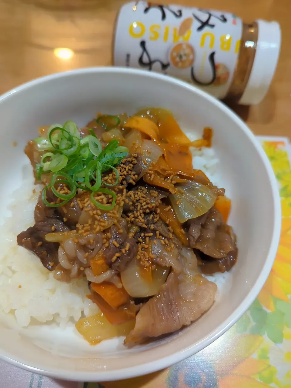 玉ねぎと人参たっぷり牛丼つぶみそかけ😋|みぽりん♪さん