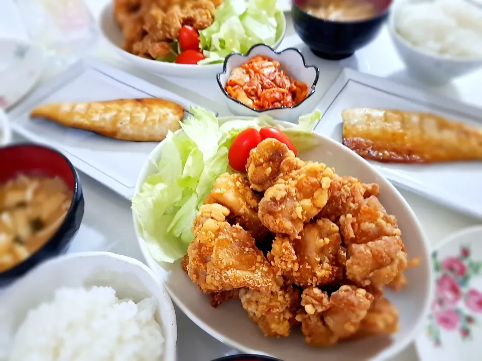 夕食(*ˊ˘ˋ*)
唐揚げ&サラダ🥗
塩サバ
キムチ
おみそ汁(豆腐、ワカメ、油揚げ)|プリン☆さん