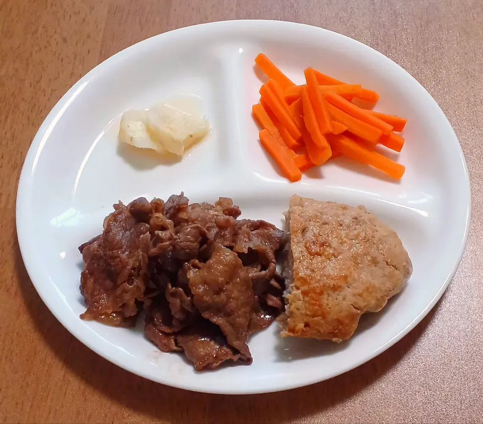 大根の甘酢
にんじん
牛肉のわさびしぐれ
昨日のハンバーグの残り
ご飯🍚|ナナさん