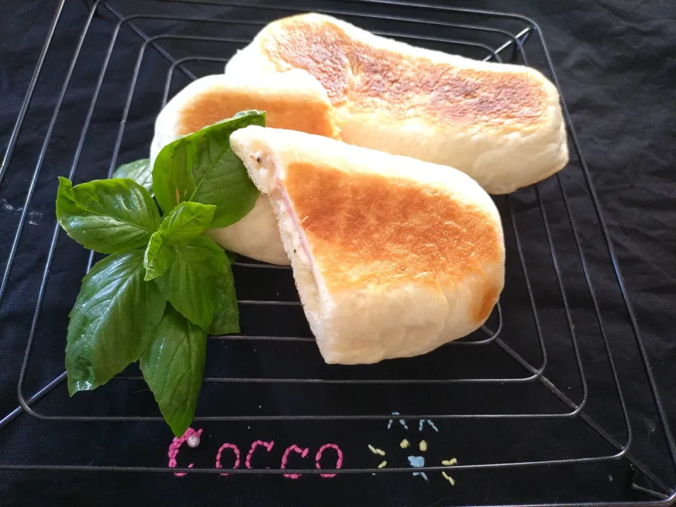 Snapdishの料理写真:フライパンdeチーズとろりのパニーニ✨|cocco+さん