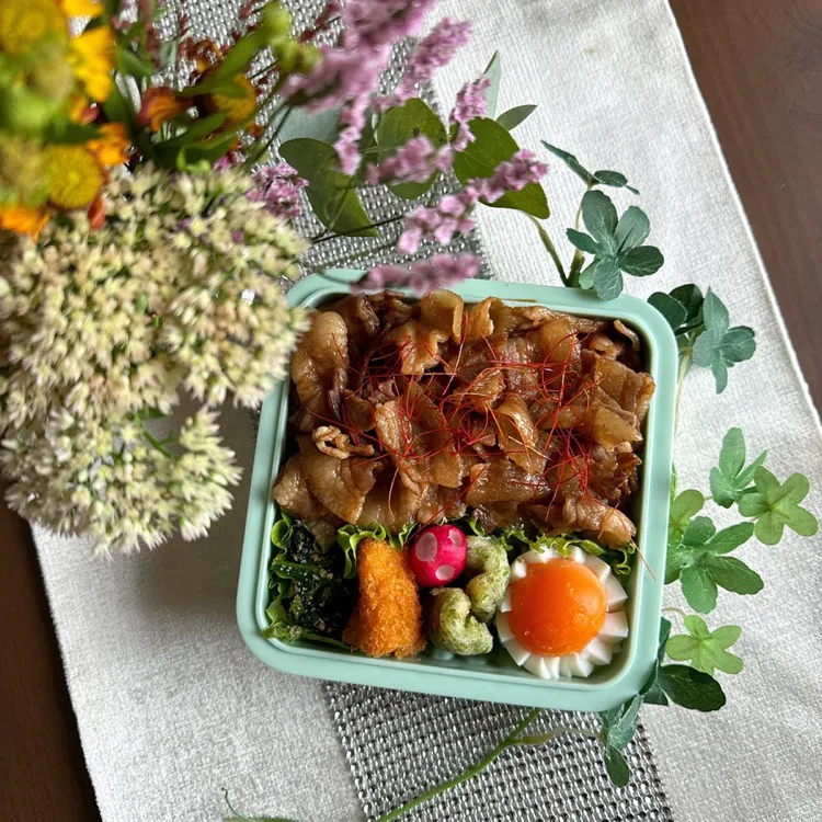 8/27❤︎主人の豚バラ焼肉丼弁当🌱

＊豚バラ焼肉丼
＊半熟たまご
＊白身魚のフライ
＊ちくわの磯辺揚げ
＊ほうれん草の胡麻和え|Makinsさん