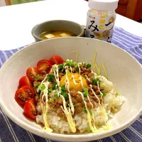 Snapdishの料理写真:月見みそ納豆丼〜つぶみそ使用〜| sayaさん