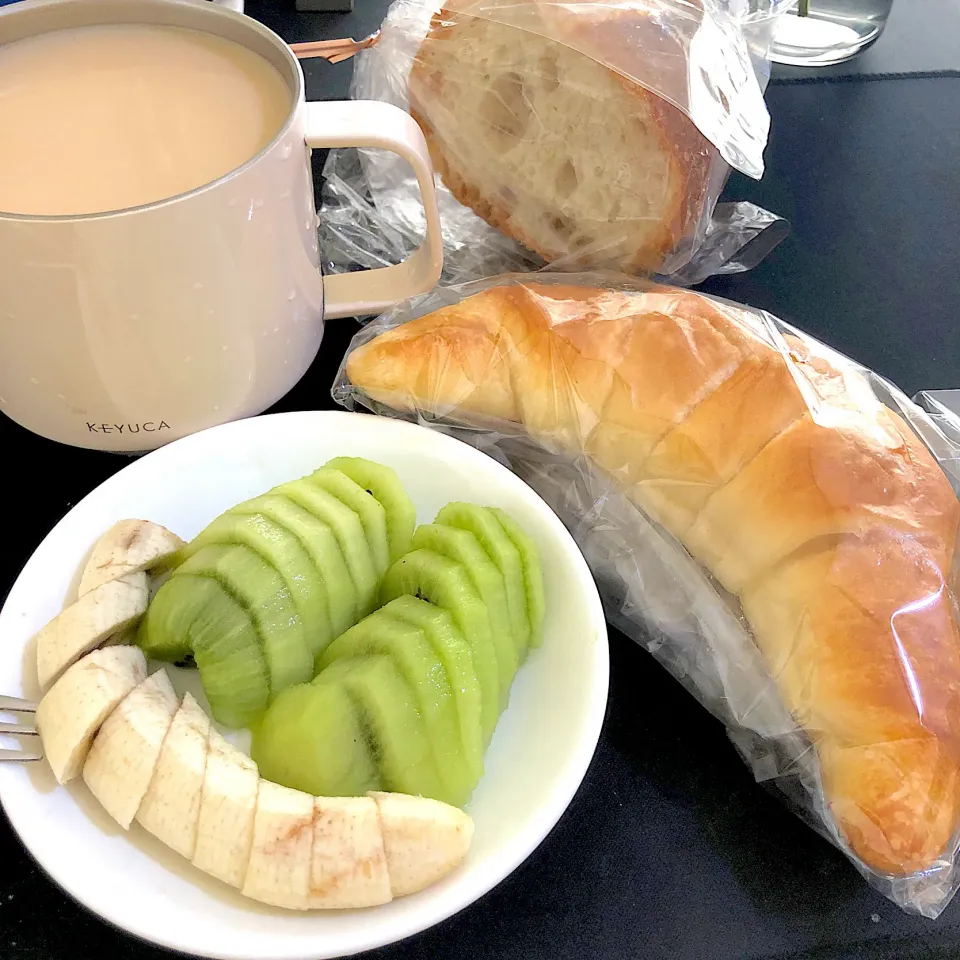 9:29 塩パンとバゲット🥖🥐|へれ子さん