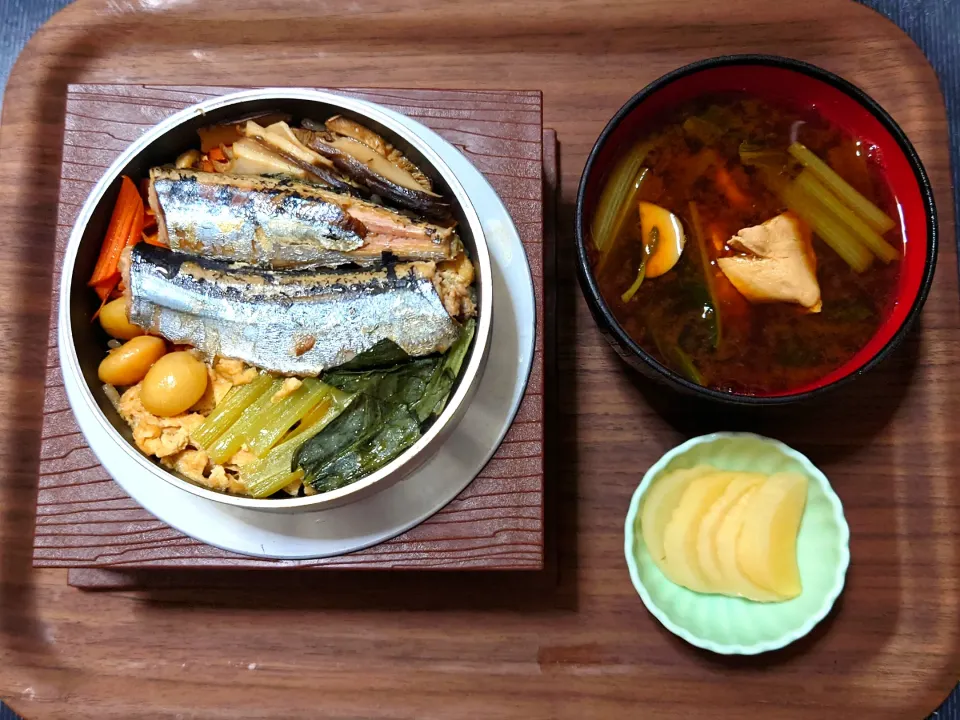 今日の朝ごはん（秋刀魚五目釜飯、ぶりと小松菜とエリンギのみそ汁（赤だし）、たくあん（かつお風味））|Mars＠釜飯作り研究中さん