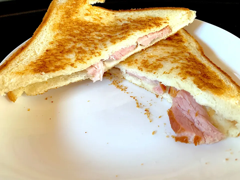 モモハムとチーズのホットサンド|そらまめさん