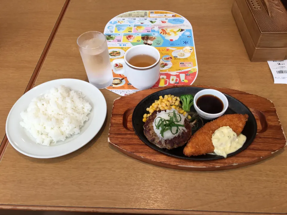 Snapdishの料理写真:おろしハンバーグと白身魚のフライセット(昼飯、ココスのランチメニュー)|enarinさん