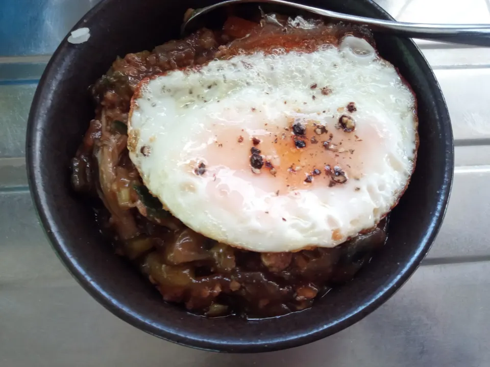 Snapdishの料理写真:潰れた目玉焼きを乗せた麻婆茄子丼|darkbaronさん