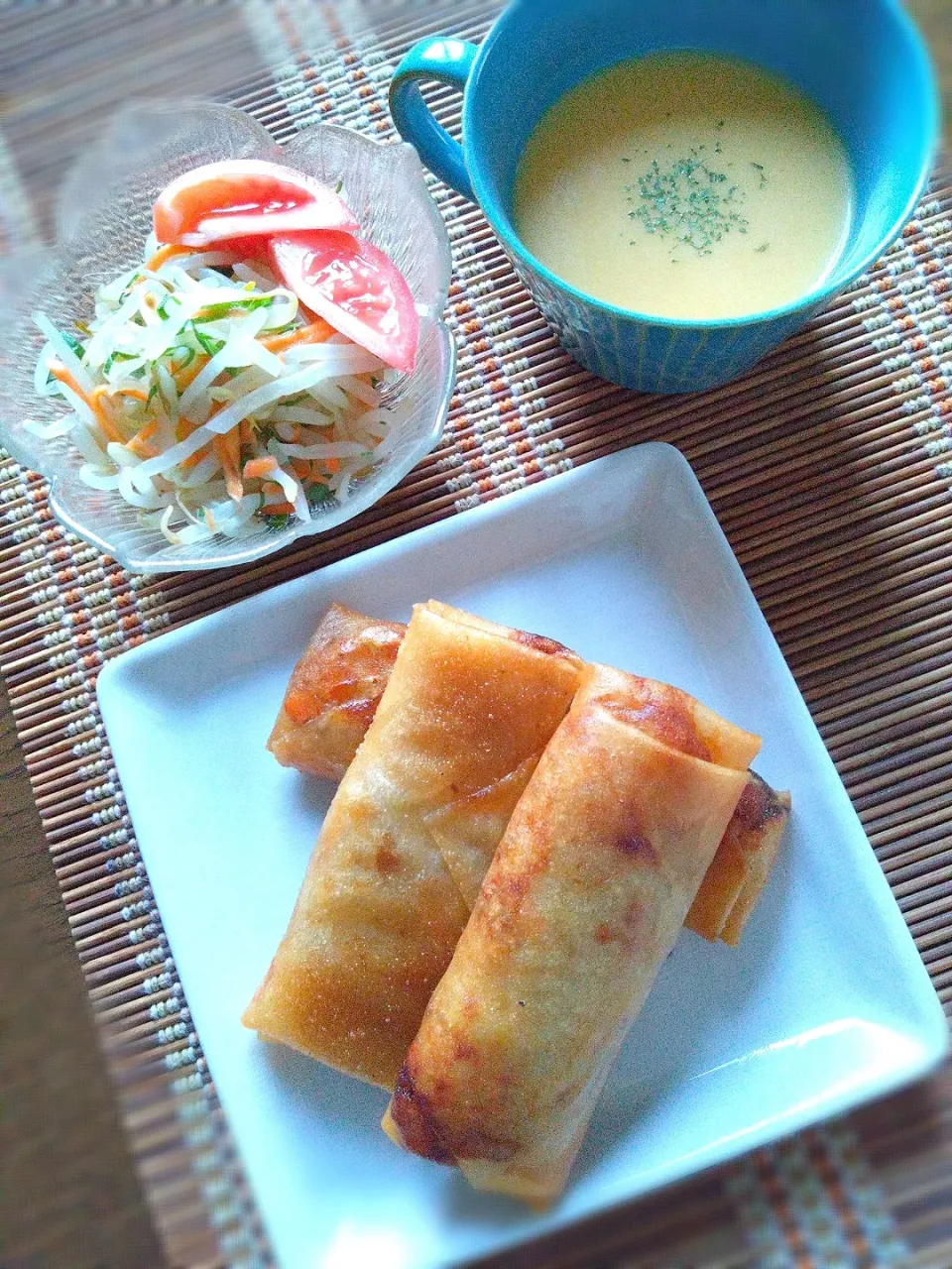 Snapdishの料理写真:古尾谷りかこさんの料理 肉じゃが春巻き
の、夕ごはん|まめころさん