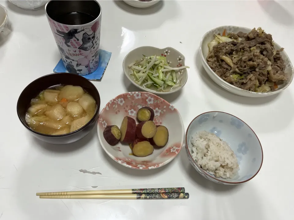 Snapdishの料理写真:晩御飯☆雑穀米☆みそ汁（キャベツ・麩・人参）☆プルコギ☆酢の物（もやし・胡瓜）☆さつま芋のマーマレード煮|Saharaさん