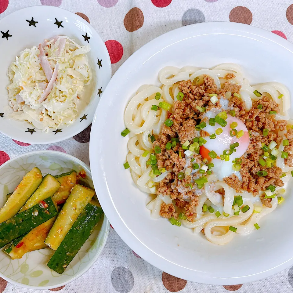 Snapdishの料理写真:そぼろうどん♡キャベツとハムのマスタードマヨサラダ♡ごまポンきゅうり♡|まゆかさん