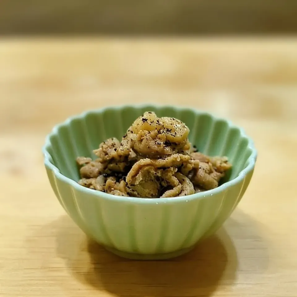 豚もも肉の佃煮🐷

あっさりした豚もも肉だからこそおいしい😋

かつお出汁が染み込んだパンチの効いた胡椒味の佃煮🎶

噛みしめるほどに旨味が口の中に広がるクセになる味です✨

高タンパク＆低脂質✨
バラ肉の半分のカロリーでビタミンB1も多く脂肪燃焼にも◎

ご飯にもパンにも合うので多めに作っておいて間違いなし🎶|森のごはん屋さんさん