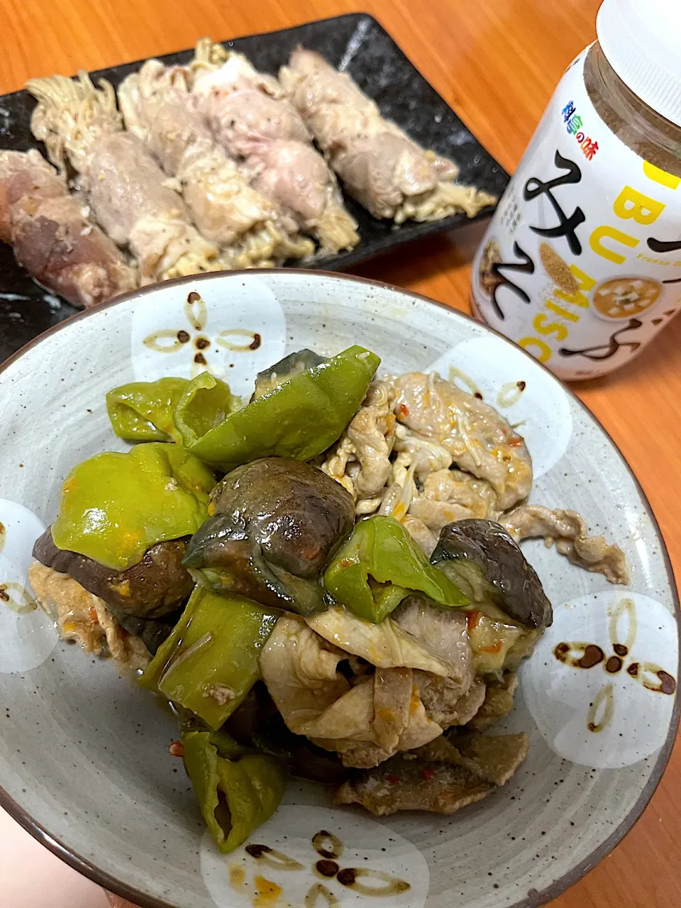 自炊　ナスとピーマンの味噌炒め　エリンギの豚肉巻き|みんさん