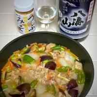 Snapdishの料理写真:＊牛肉と野菜のつぶみそ煮込みと日本酒|tukkyさん