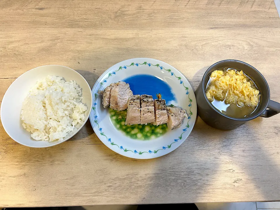 昨日仕込んだサラダチキンと卵スープ|りょうさん