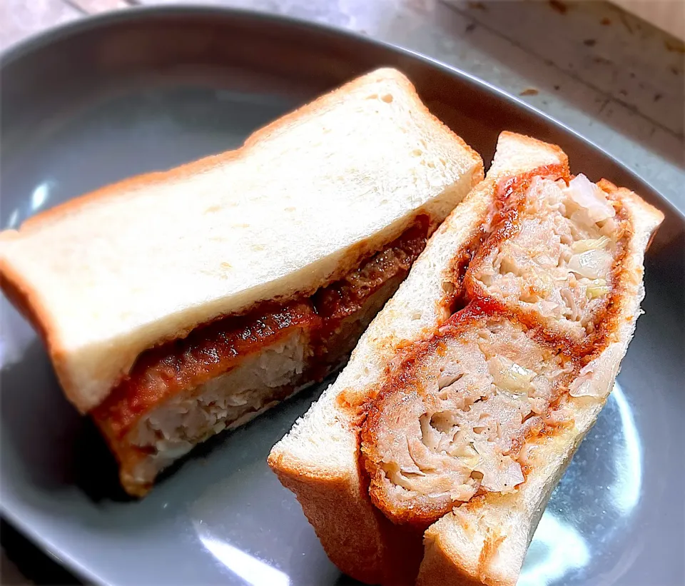 朝食に、ボリュームたっぷり❗️メンチカツサンドを頂きました😋🎵👍|ギムレットさん