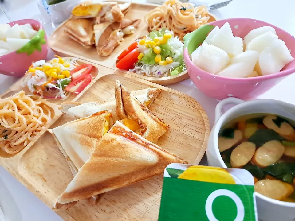 Snapdishの料理写真:娘さん作👧‎夏休みの宿題朝ごはん🍞
ホットサンド🥪(卵、ベーコン、チーズ)
タラコクリームパスタ🍝
コーンサラダ🥗
野菜カレースープ(ウインナー、人参、じゃがいも、小松菜、コーン)
梨
ヨーグルト|プリン☆さん