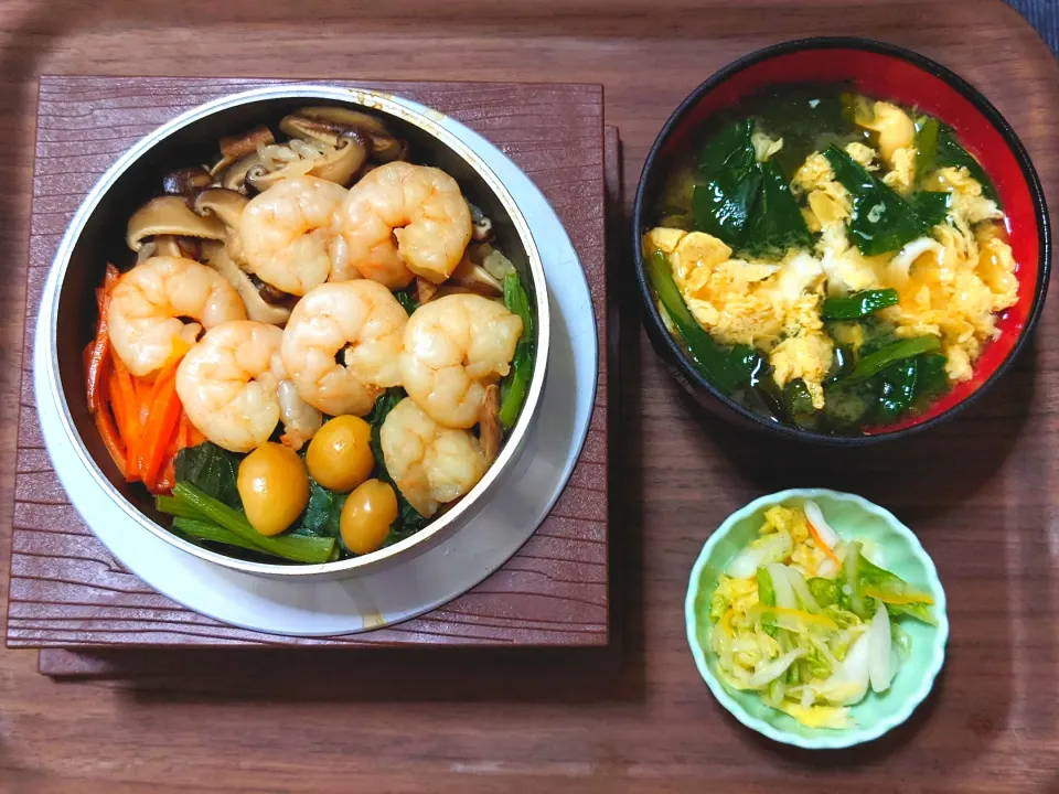 Snapdishの料理写真:今日の朝ごはん（エビ五目釜飯に小松菜と卵のみそ汁、白菜漬）|Mars＠釜飯作り研究中さん