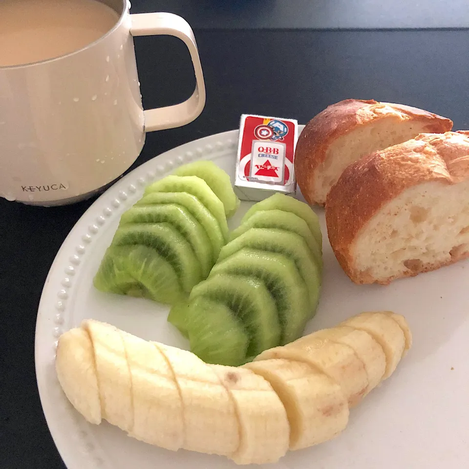 9:27 バゲットとフルーツ🥖🍌🥝☕️|へれ子さん