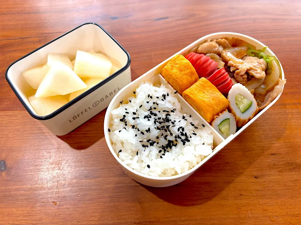 Snapdishの料理写真:夏休み弁当(豚の生姜焼き、卵焼き、ちくわキューリ、ウインナー、梨)|cocomikaさん