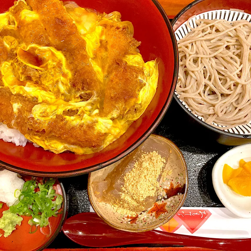 エビ・カキ・チキンのミックス丼定食|こじゅわいさん