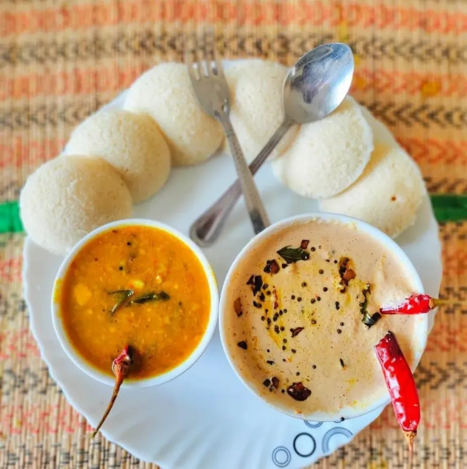 Snapdishの料理写真:Idli with peanut and coconut chutney and Sambhar..|AN72さん