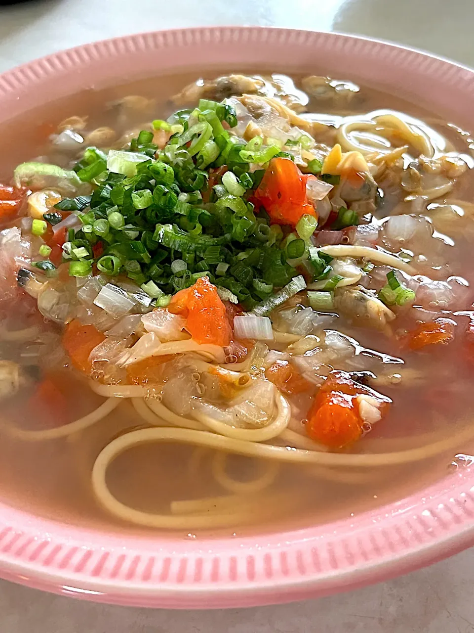 あさり、ちりめん、玉ねぎトマトのスープパスタ🍅|ささるみさん