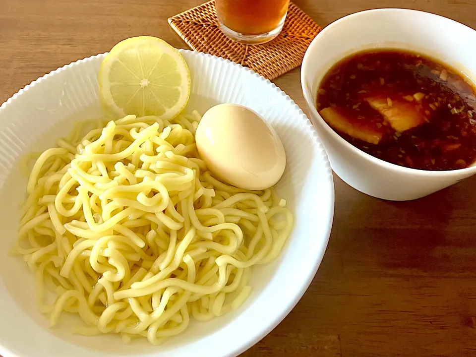 とろみつけだれの魚介豚骨つけ麺  豚バラ肉が無かったのでベーコンを、魚粉は鰹節パックをレンチンして潰して代用、麺は昆布水に浮かせました  それにしても冷やし麺が続いている…麺好きなので問題ないけど|リフルシャッフルさん