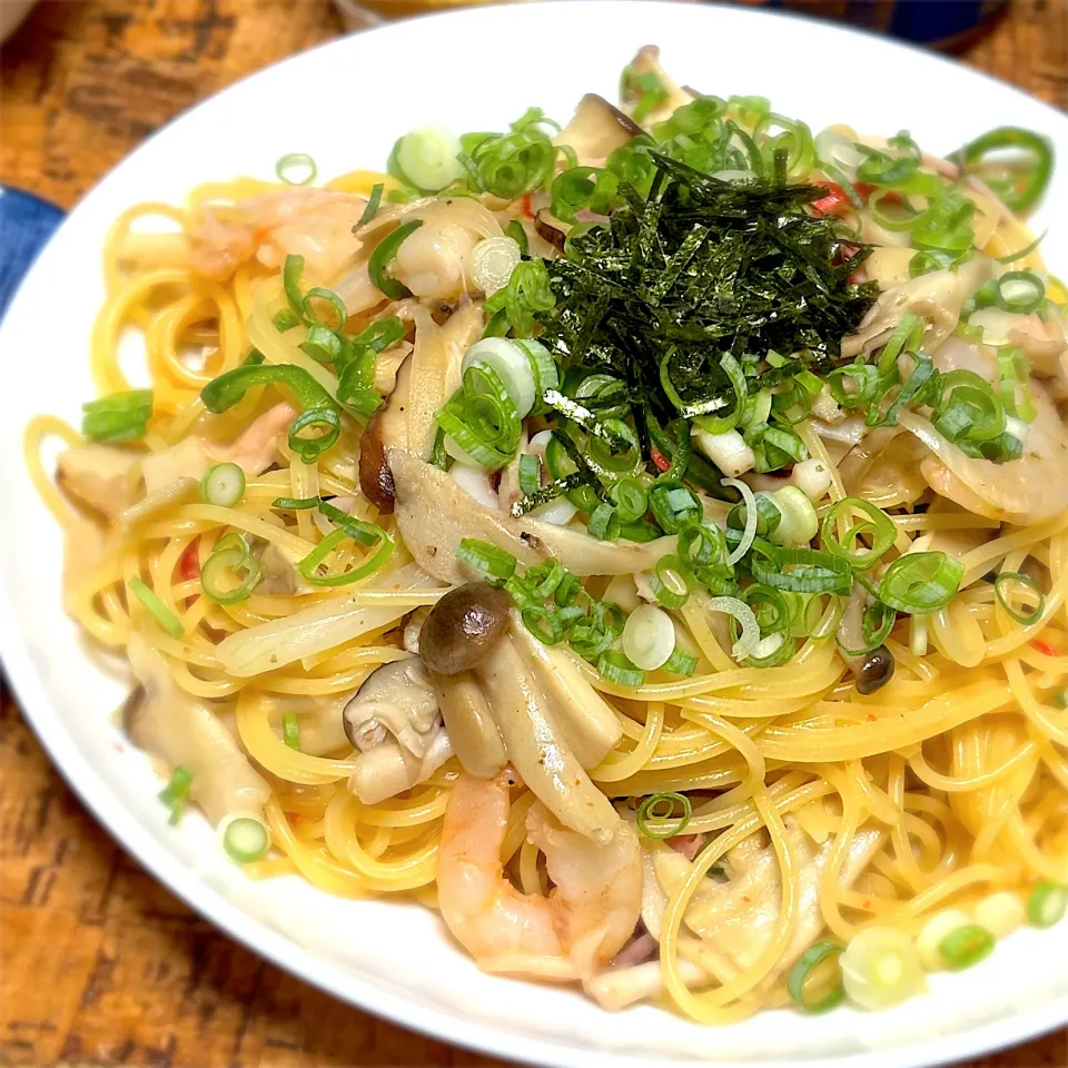 今日も冷蔵庫お掃除パスタ、きのこたっぷり明太カルボナーラ🍝|にょんにいさん