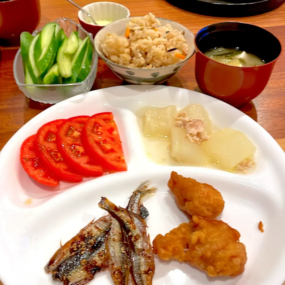 みりん干し　唐揚げ　冬瓜煮物　スパイストマト　サバ缶炊き込みご飯　マヨ胡瓜　味噌汁|とゆあさん