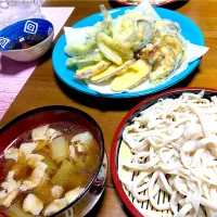 Snapdishの料理写真:豚バラ肉の肉汁うどんと天ぷらの盛り合わせ| cerezoさん